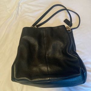 COACH bag. Like new. Luxury black leather. Medium size.
